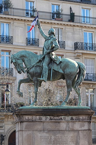 Statue of Washington on horseback, holding a French flag