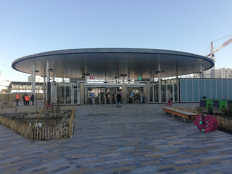 Metro station building and ticket barriers. Signage reads M4 Bagneux – Lucie Aubrac, with the RATP logo