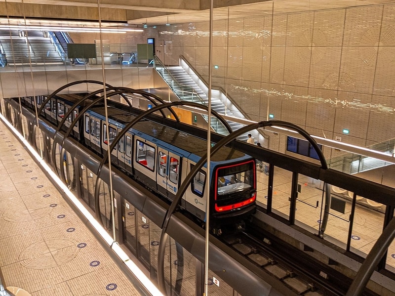 Train in Île-de-France Mobilités livery in underground station