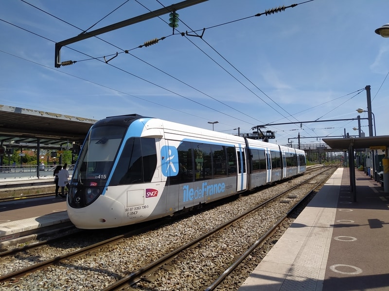 4-car tram-train in Île-de-France Mobilités livery