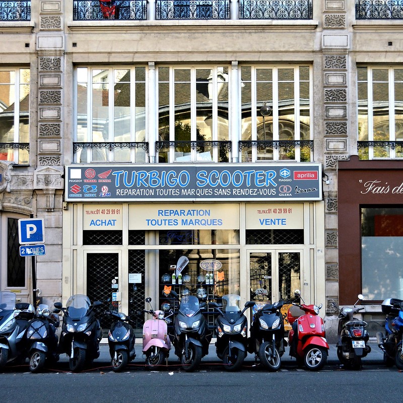 A scooter shop called TURBIGO SCOOTER, with scooters parked in front