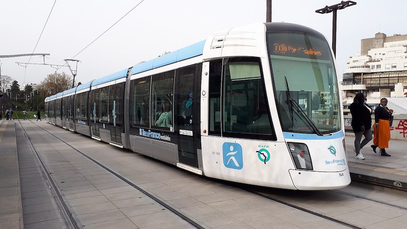 7-car tram in white, blue, grey and black, with logos of Île-de-France Mobilités and RATP. The LED screen marking the destination reads T3b Pte d'Asnières