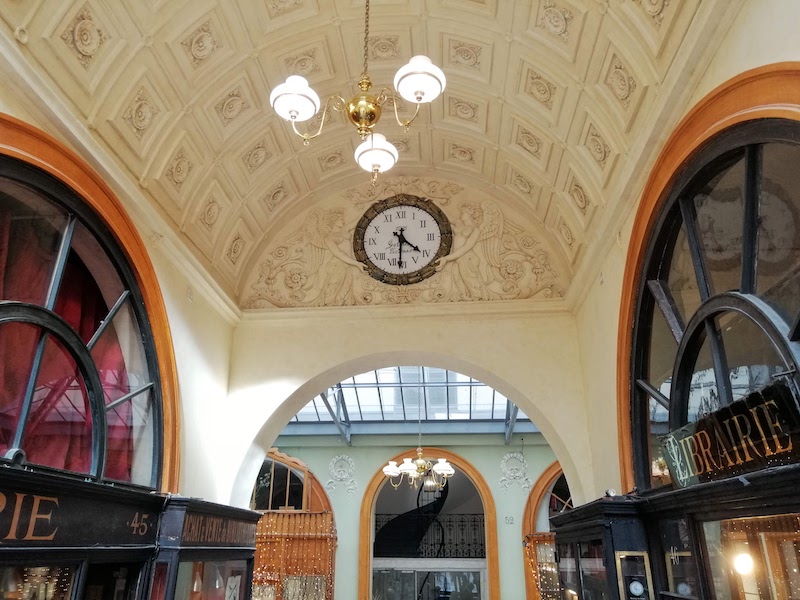 Clock with slightly wobbly Roman numerals for labels. In the centre, it reads 1795 Galerie Vivienne. The clock shows the time as 4:31.