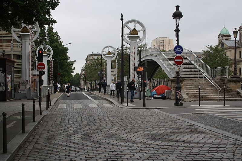 The Rue de Crimée lifting bridge