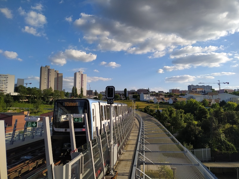 View of a Châtelet-bound train heading away from us, on a viaduct