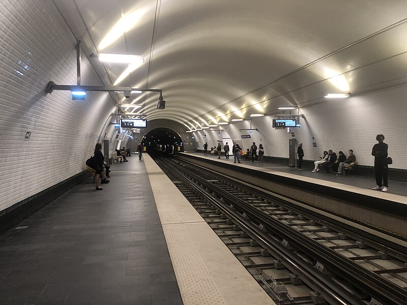 Underground platforms in an arched tunnel