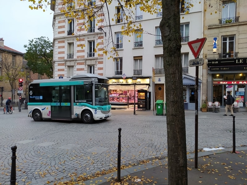 Tiny bus, in RATP livery with Île-de-France Mobilités logo