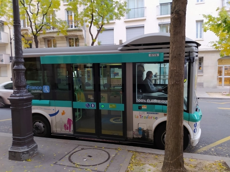 A Bluebus 6 m ready to depart from a stop