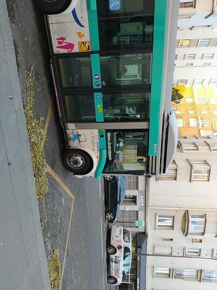 A Bluebus 6 m pulling away from the kerb