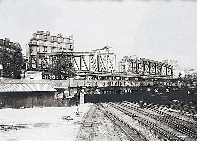 The Pont Saint-Ange during construction of the metro viaduct