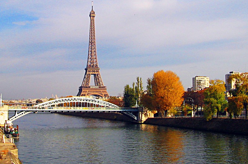 Pont Rouelle between the Allée des Cygnes and the right bank of the Seine