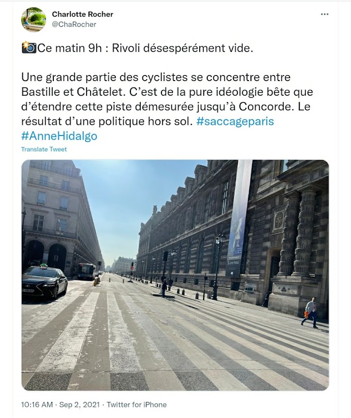 Screenshot of a tweet from Charlotte Rocher (@ChaRocher): 📸 Ce matin 9h Rivoli désespérément vide. Une grande partie des cyclistes se concentre entre Bastille et Châtelet. C'est de la pure idéologie bête que d'étendre cette piste démesurée jusqu'à Concorde. Le résultat d'une politique hors sol. #saccageparis #AnneHidalgo. Posted 10:16 am, Sep 2 2021