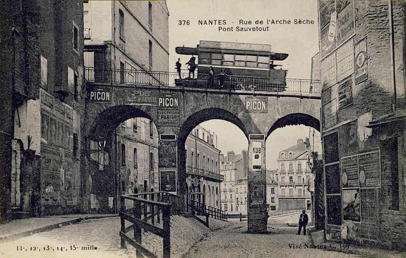 Postcard labelled NANTES – Rue de l'Arche Sèche / Pont Sauvetout. Featuring a tram crossing an arch bridge over a road